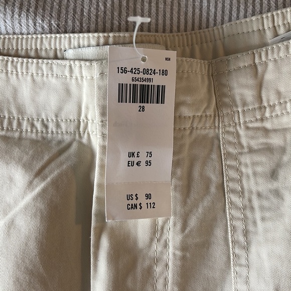 NEVER WORN TAGS ON Abercrombie Relaxed Cargo Pants, Color Khaki, size US 28 or 6 - Picture 3 of 5